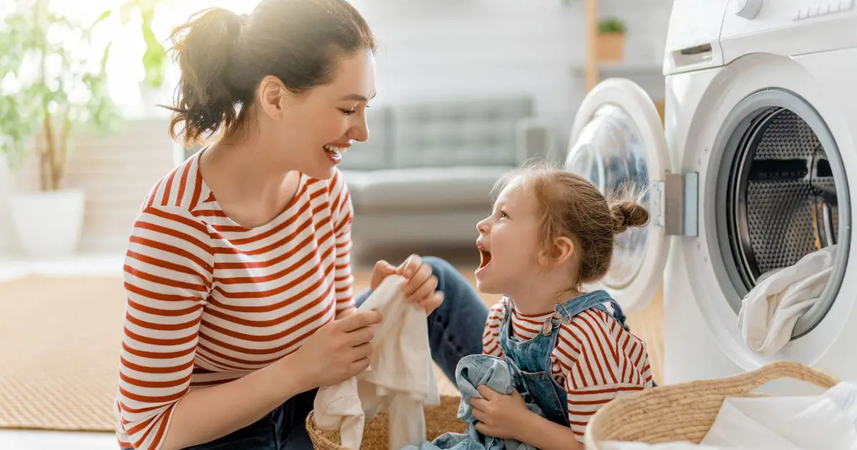 Så får du dina barn att hjälpa till i hemmet – 7 praktiska tips för en smidigare vardag