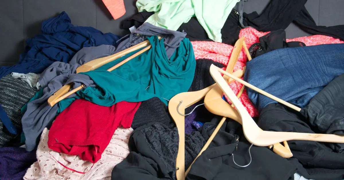 Organisera garderoben rätt: 10 effektiva strategier och tips