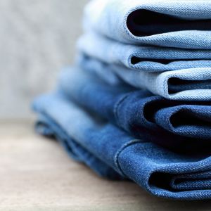 Tvätta dina jeans skonsamt och så sällan som möjligt. Tvättar du jeans för varmt slits de lätt.