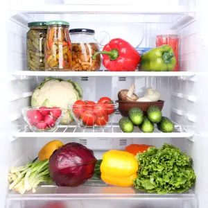 Illustration av frukt och grönsaker i kylskåpet