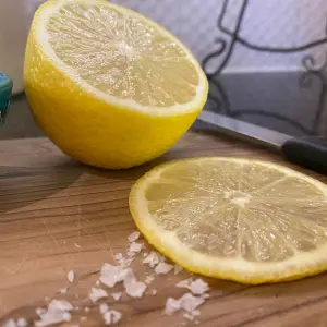 Rengöring av träskärbräda med citron och salt