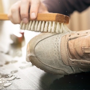 Rengöring av vita sneakers för hand